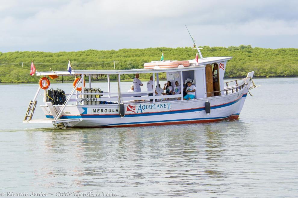 Imagem de um barco de mergulhadores.